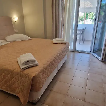 Christina Apartmanhotel Lijá